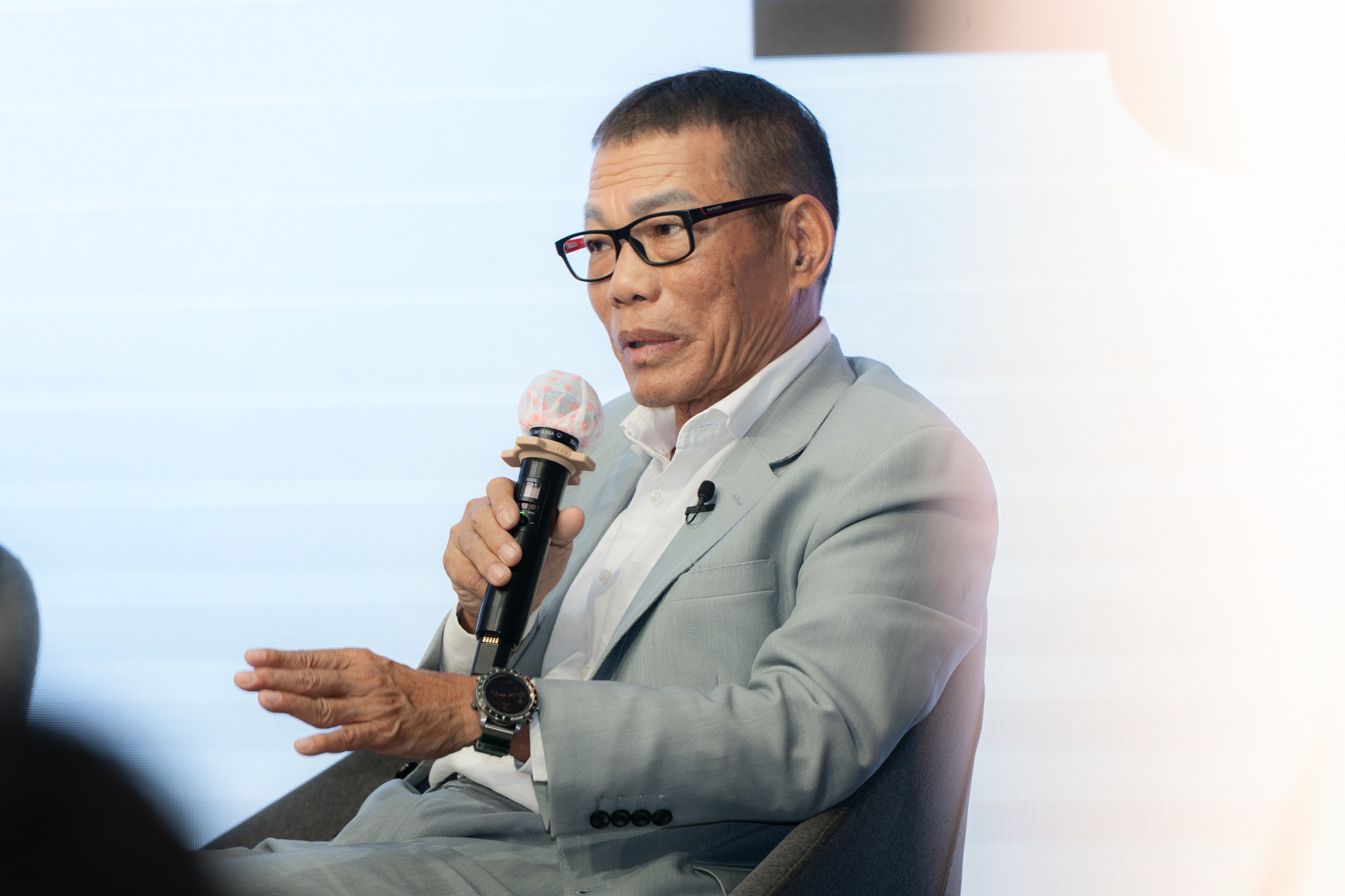 Diễn giả Võ Quang Huệ gửi gắm lời khuyên đến thế hệ trẻ Việt Nam trong thời kỳ biến động (Nguồn: Hình ảnh từ sự kiện).