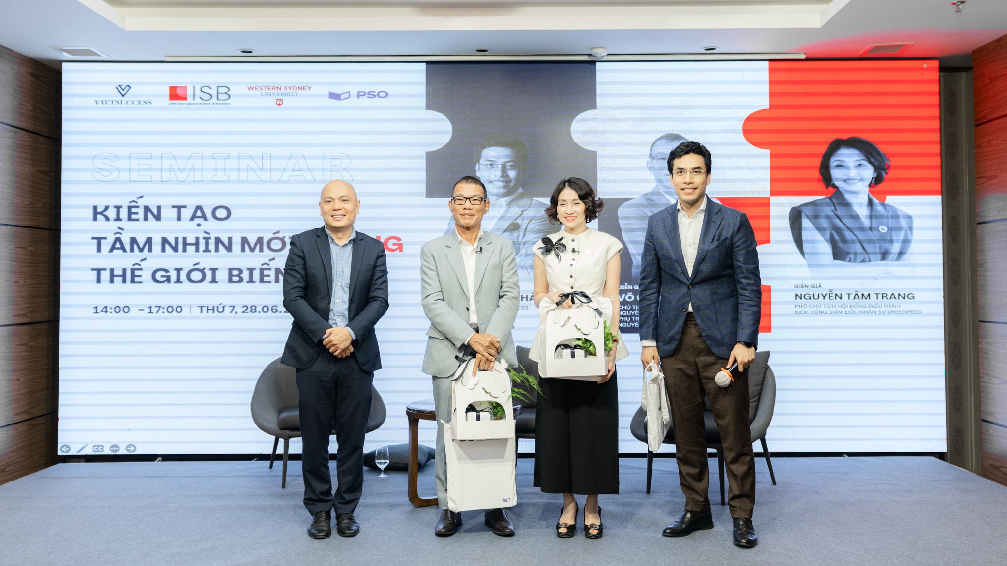 Đại diện Viện ISB.IEI và Vietsuccess chụp ảnh lưu niệm cùng 2 diễn giả (Nguồn: Hình ảnh từ sự kiện).